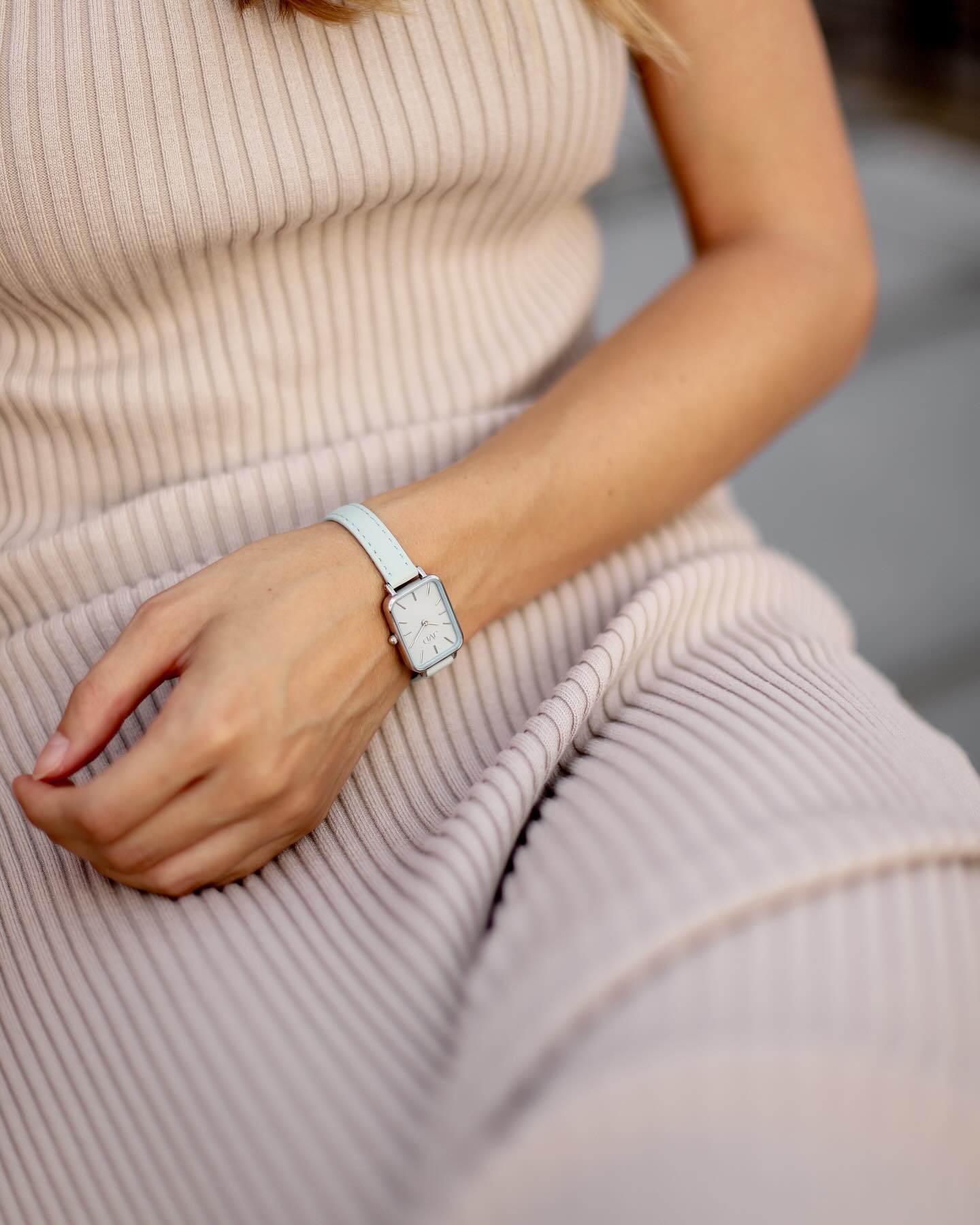Léto patří barvám! Objevte kouzlo elegance a minimalistického designu s našimi pastelově modrými hodinkami.🦋 

Tyto hodinky jsou dokonalým doplňkem pro každou příležitost, od pracovního dne až po večerní setkání s přáteli.🫶🏻

#JVD #watch #watchessentials #watchaddict #ootd #outfitoftheday #outfit #ootdfashion #details #jewelry