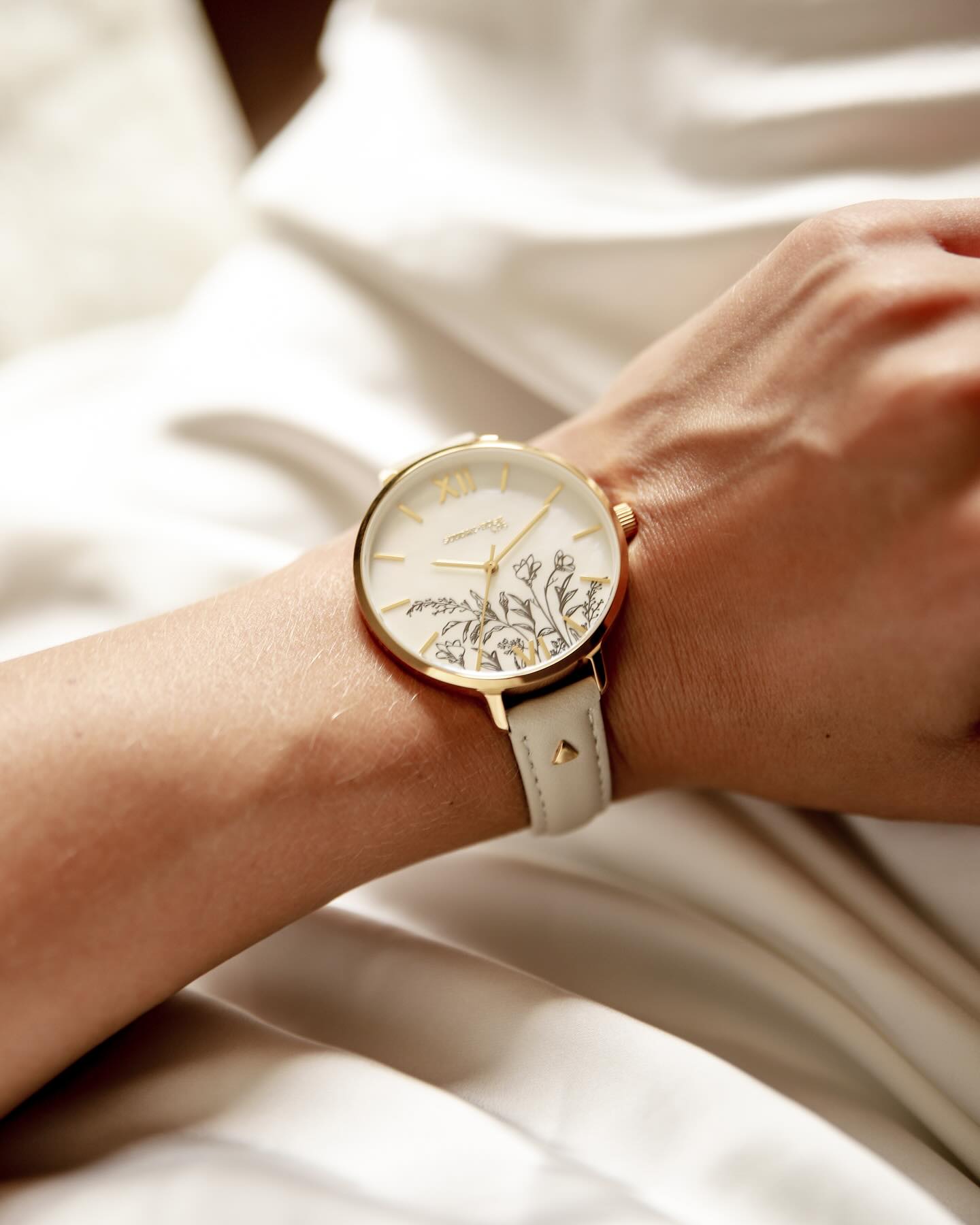 Láska na první pohled 🫶🏻

Zlaté pouzdro a jemné květinové motivy dodávají hodinkám šmrnc a sofistikovanost. Pohodlný kožený řemínkem zajišťuje celodenní komfort.🦢 

Objevte i vy kouzlo hodinek z kolekce Sunday Rose na www.vlahova.cz. 

#JVD #watch #watches #jewelry #jewellery #accessories #detail #design #ootdfashion