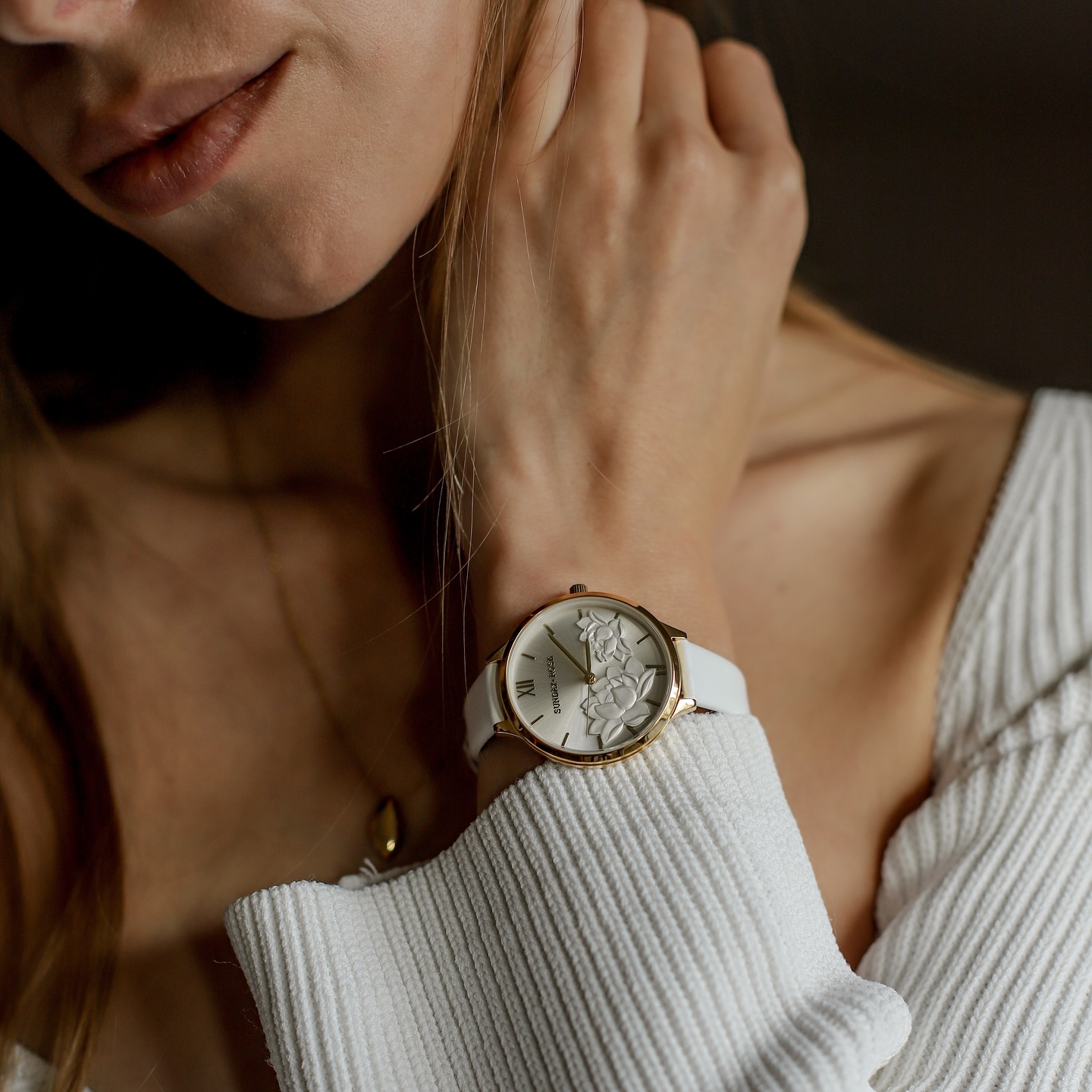 Jednoduchá elegance, kterou si zamilujete. 🤍 
Jak se vám líbí naše nejnovější Sunday Rose hodinky? 

#sundayrose #jvdwatch #jvdwatches #style #ootd #hodinky #damskehodinky #tipnadarek