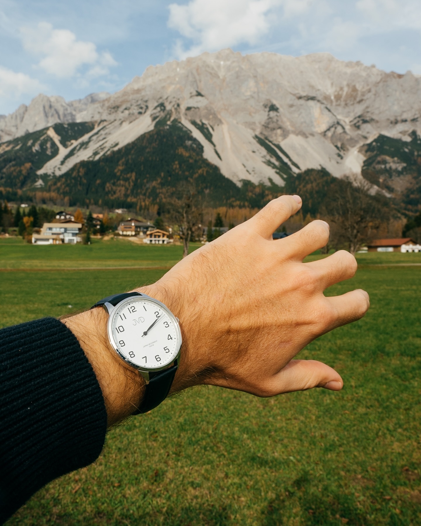 🏔️ Dobrodružství volá! 🏔️

Cestování má své kouzlo – nové výhledy, čistý vzduch, volnost a klid v duši. Ať už jste na vrcholcích Alp nebo na pláži pod palmami, hodinky jsou dokonalým parťákem pro každého, kdo miluje objevovat. Ty naše spojují preciznost a odolnost, takže zvládnou každý výšlap i každé dobrodružství. 

#jvdforhim #jvdwatch #watches #travel #travelling #style #fashion #ootd #stylish #inspo #accessories #vsechnomasvujcas